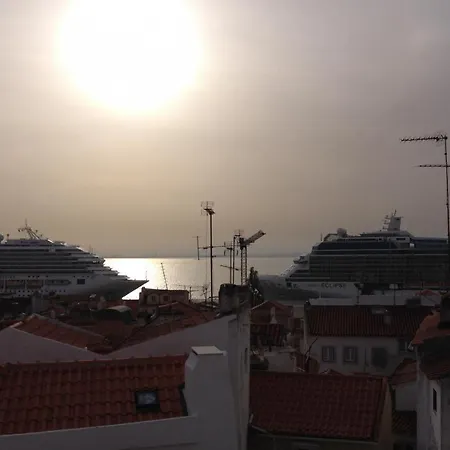 Best Terrace River View Apt In Alfama Apartment *
